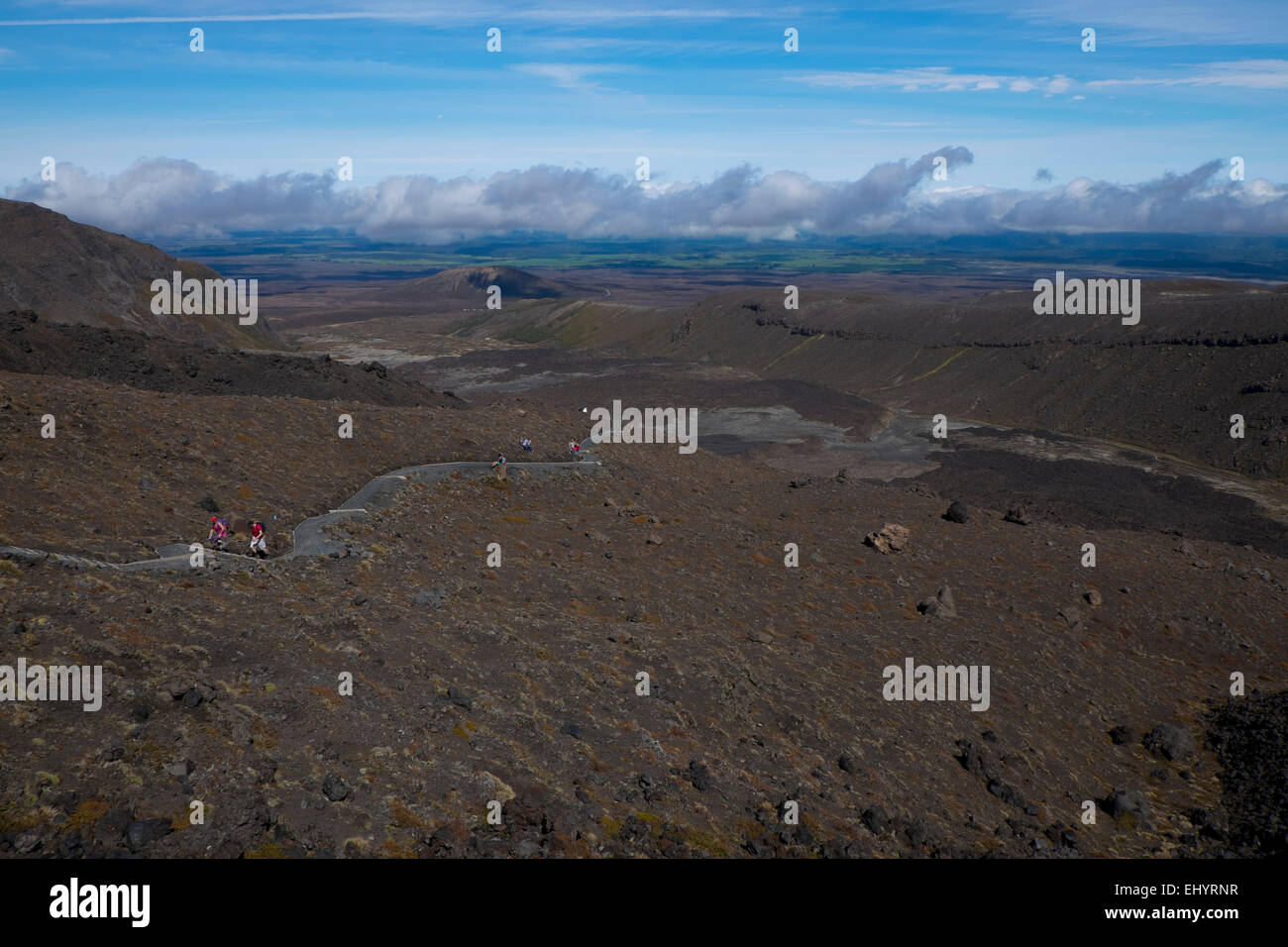 Paesaggio vulcanico e gli escursionisti sulla Tongariro Crossing del Parco Nazionale di Tongariro Ruapehu Isola del nord della Nuova Zelanda Foto Stock
