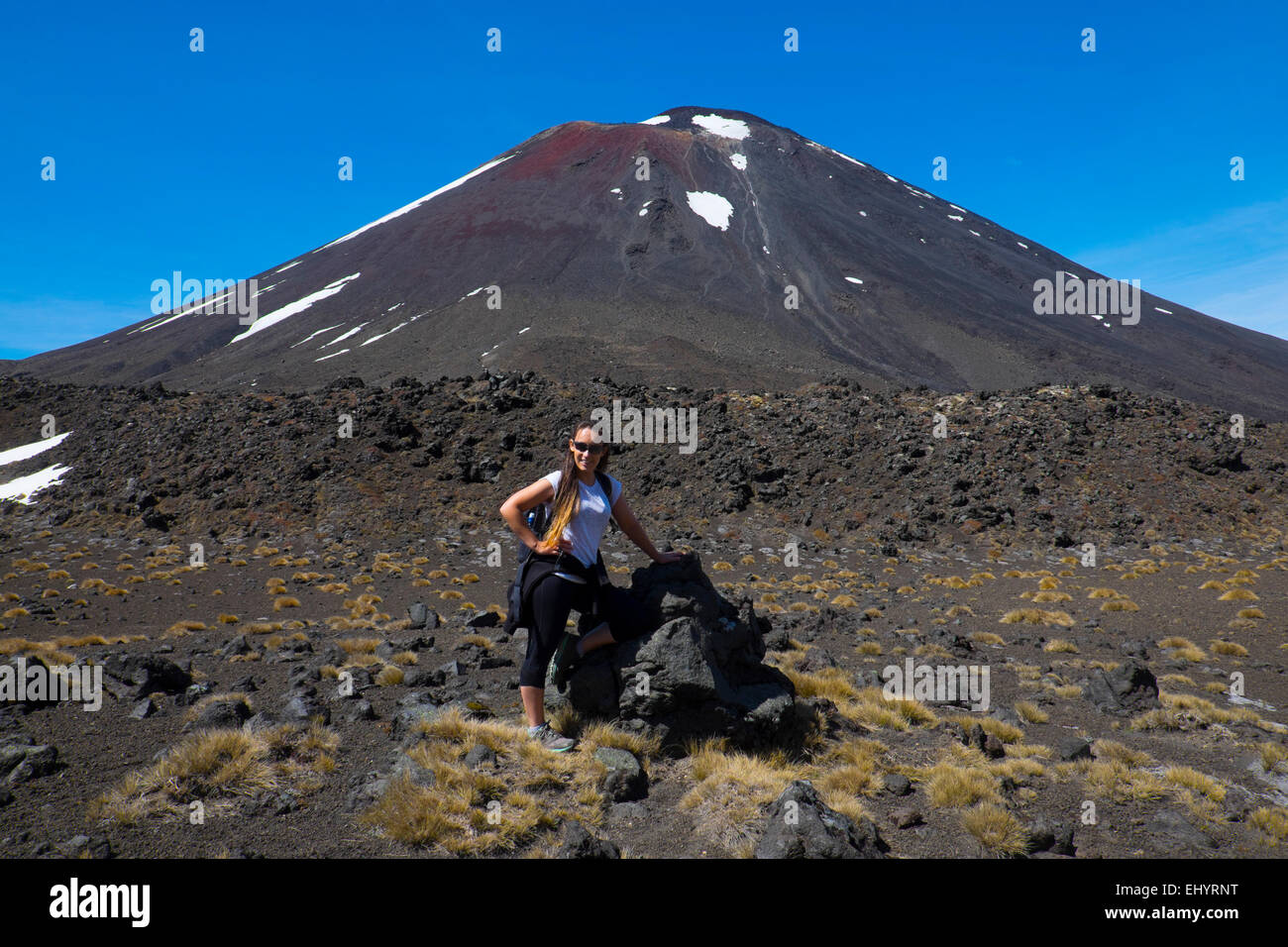 Turista femminile,Monte Tongariro, Tongariro Crossing del Parco Nazionale di Tongariro Ruapehu paesaggio vulcanico, Isola del nord della Nuova Zelanda Foto Stock