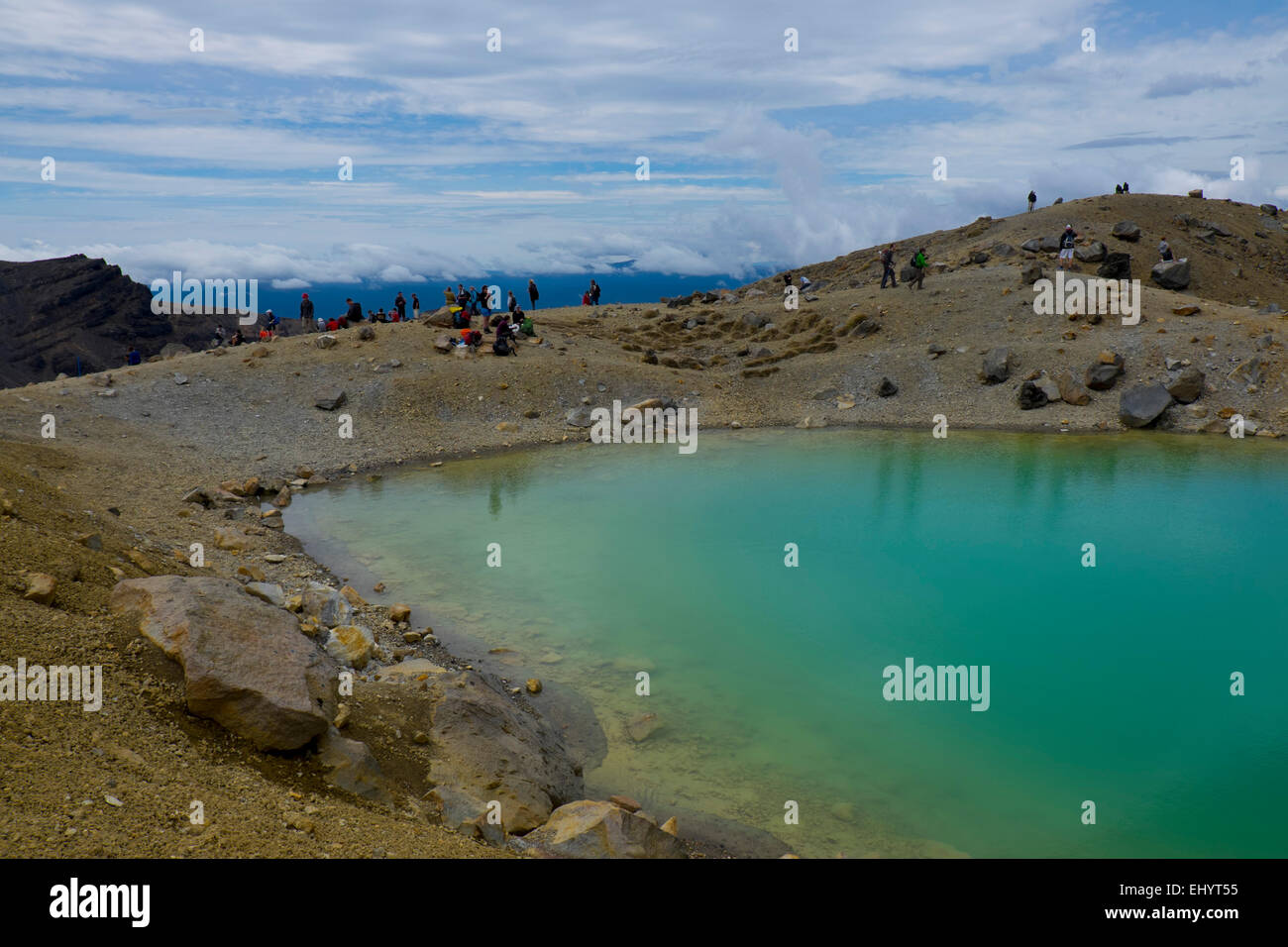 Gli escursionisti a laghi smeraldo in Tongariro Crossing del Parco Nazionale di Tongariro Ruapehu Isola del nord della Nuova Zelanda Foto Stock