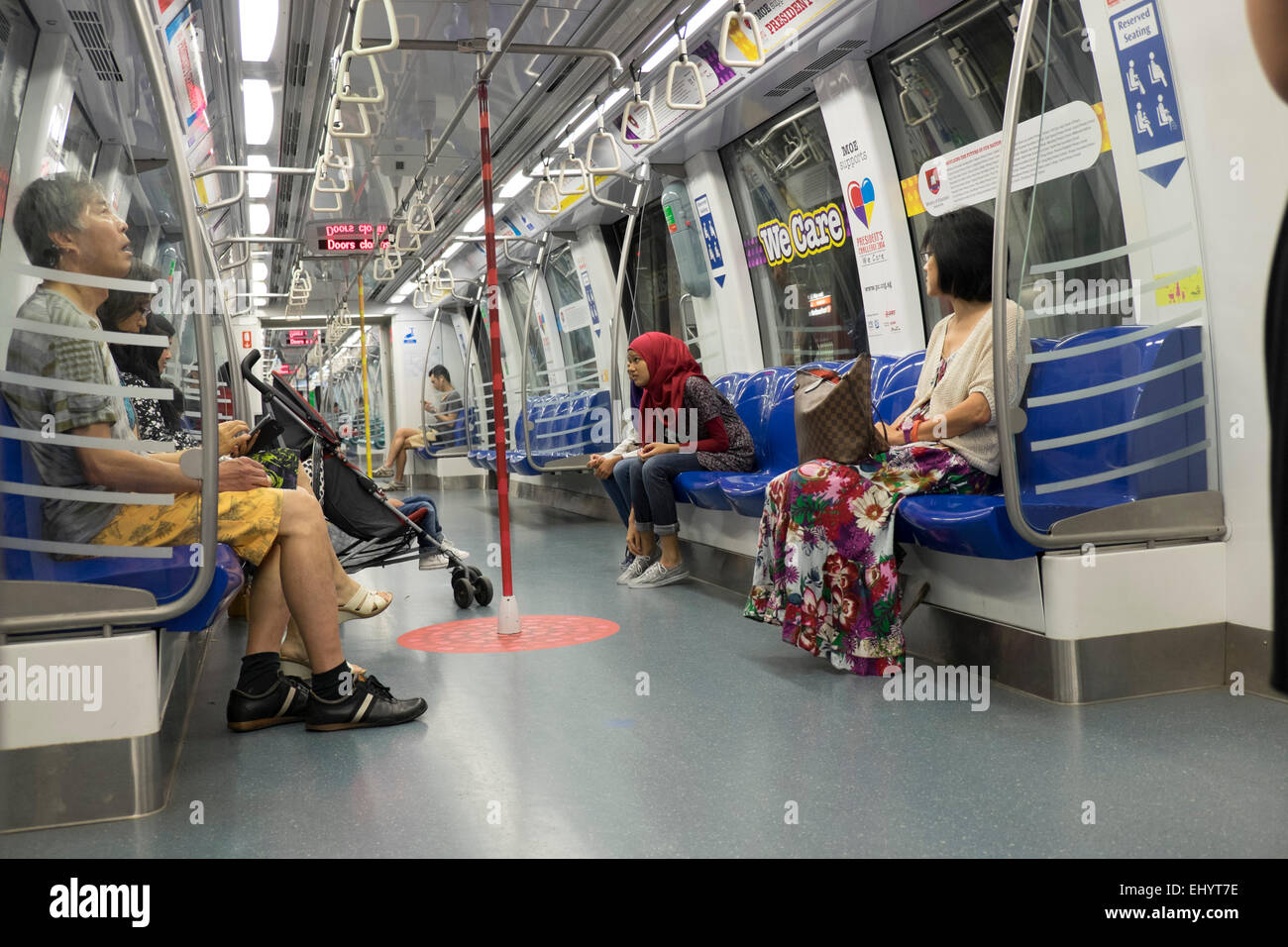 I passeggeri che viaggiano in metropolitana MRT in Singapore Foto Stock