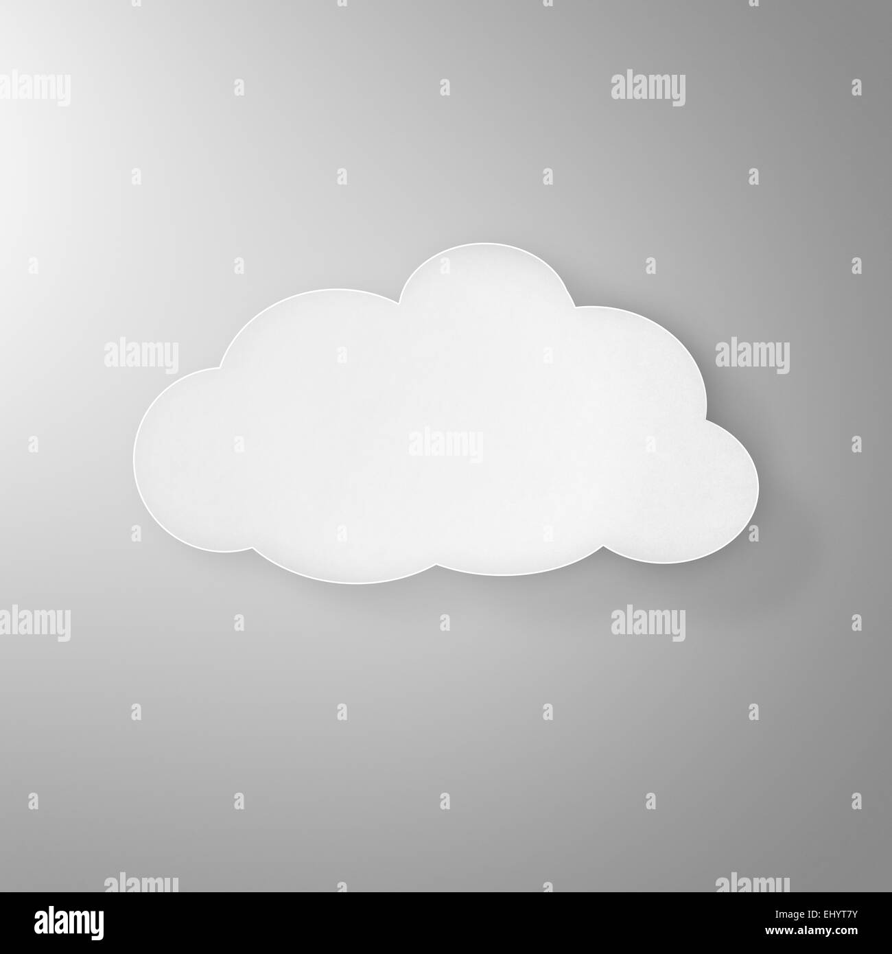Moderna carta bianca icona a forma di nuvola con ombre su uno sfondo grigio, che potrebbe rappresentare il cloud computing, meteo... Foto Stock