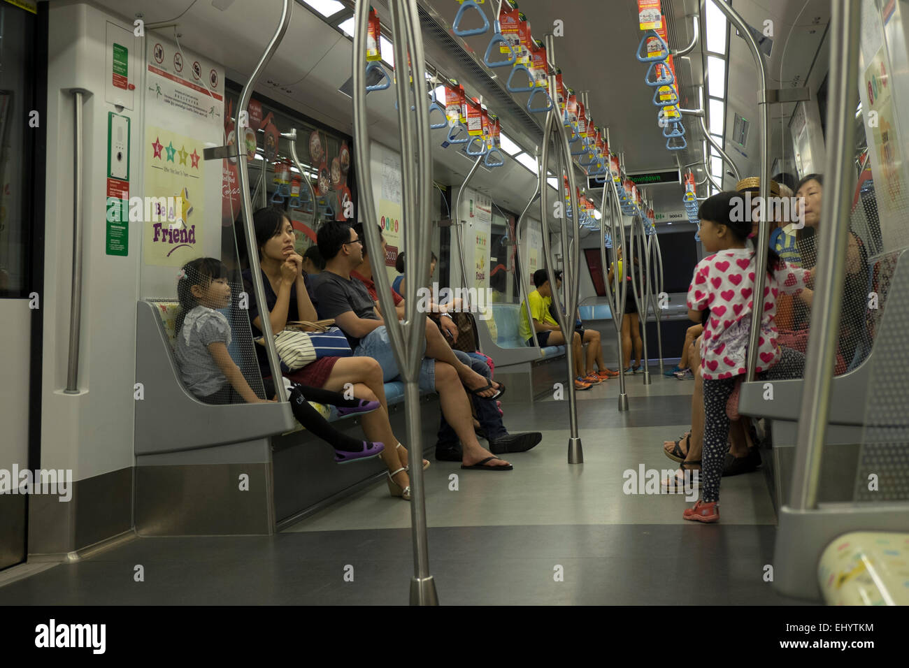 I passeggeri che viaggiano in metropolitana MRT in Singapore Foto Stock