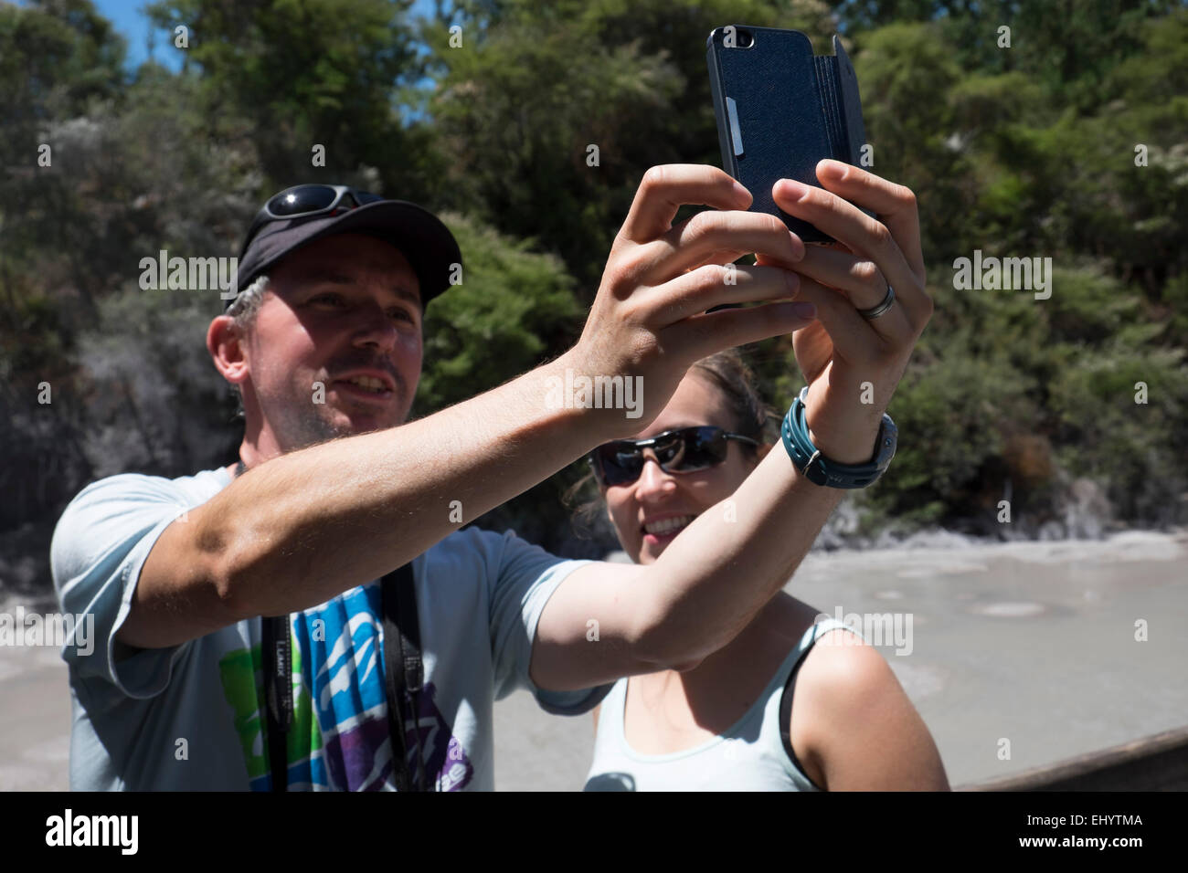 E Broter siser facendo una selfie con un telefono cellulare Foto Stock