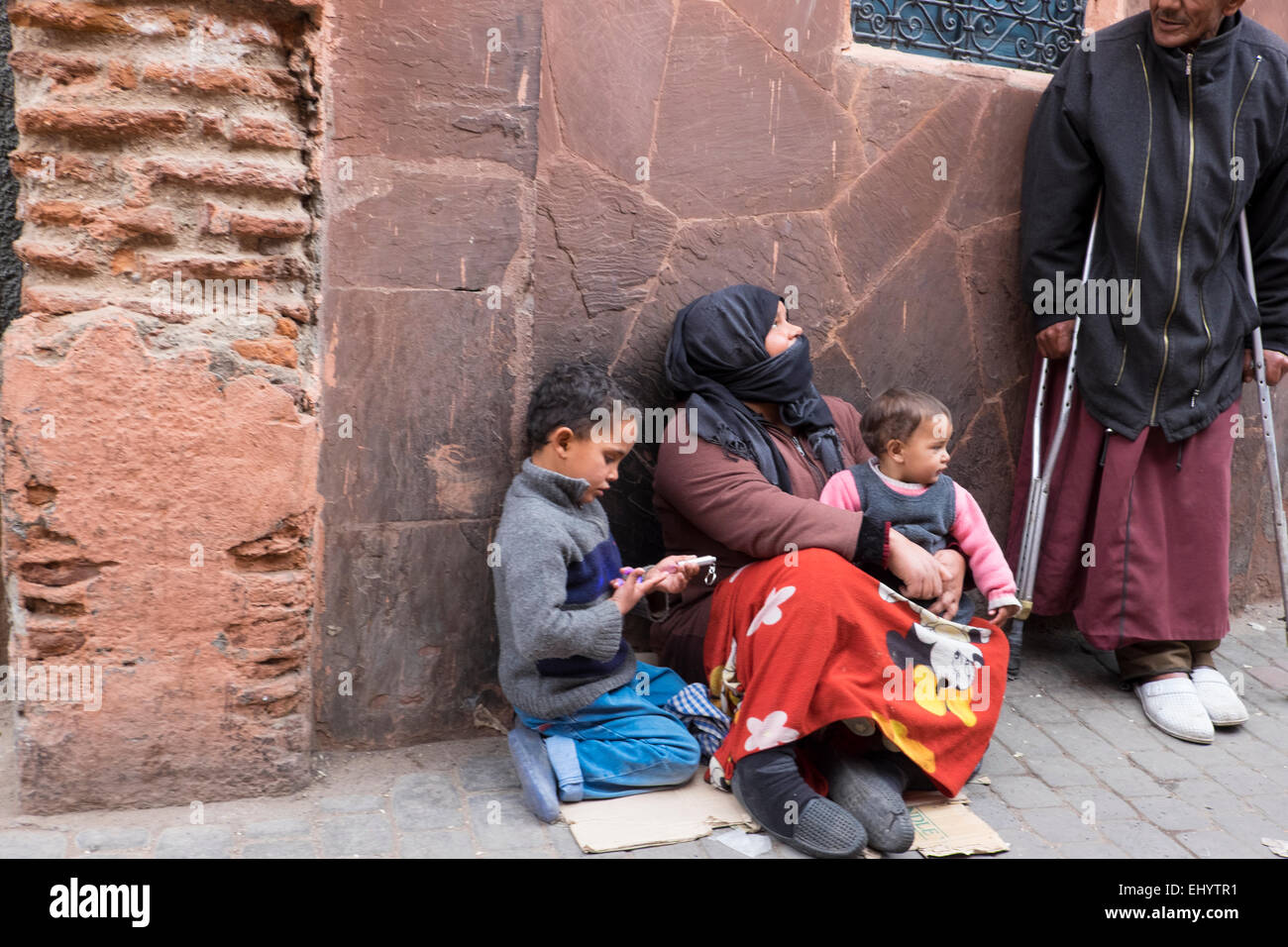 Donna con bambini strada mendicando, Medina, città vecchia, Marrakech, Marrakech, Marocco, Africa del Nord Foto Stock