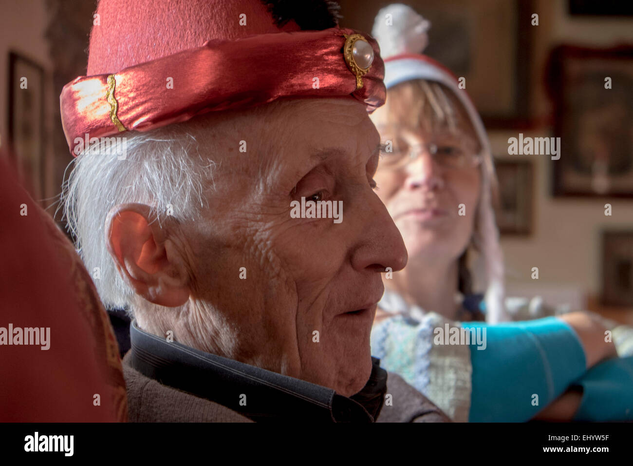 Uomo anziano con il cappello di Natale Foto Stock