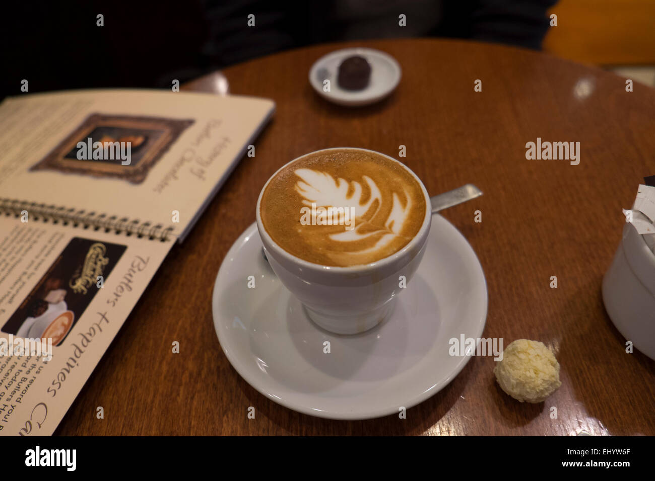Piatto bianco con caffè e Nuova Zelanda nationalicon, Silver Fern o Rosetta design artistico in schiuma Foto Stock