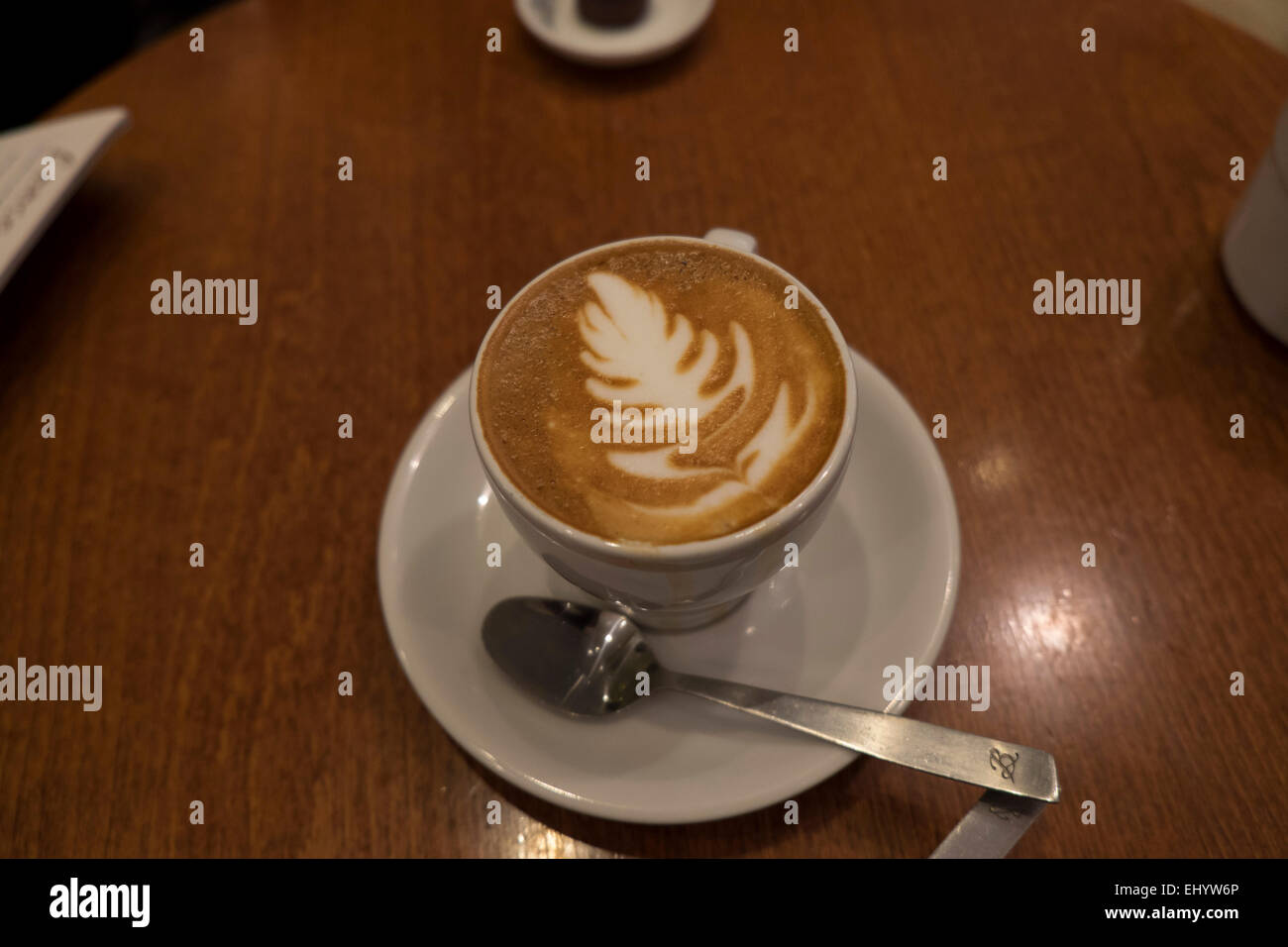 Piatto bianco con caffè e Nuova Zelanda nationalicon, Silver Fern o Rosetta design artistico in schiuma Foto Stock