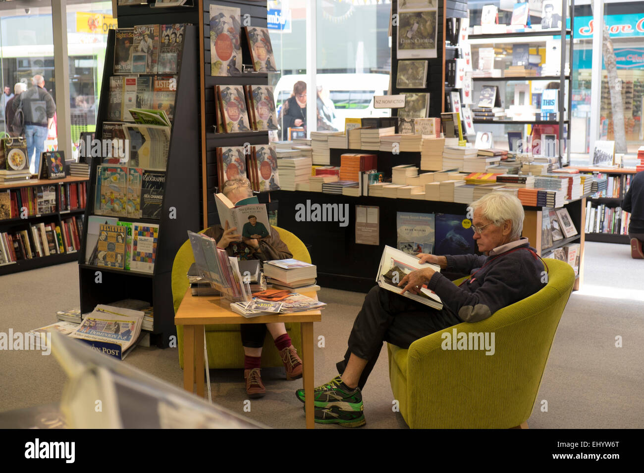 I clienti all'interno di lettura bookshop, Welington, Isola del nord, Nuova Zelanda Foto Stock