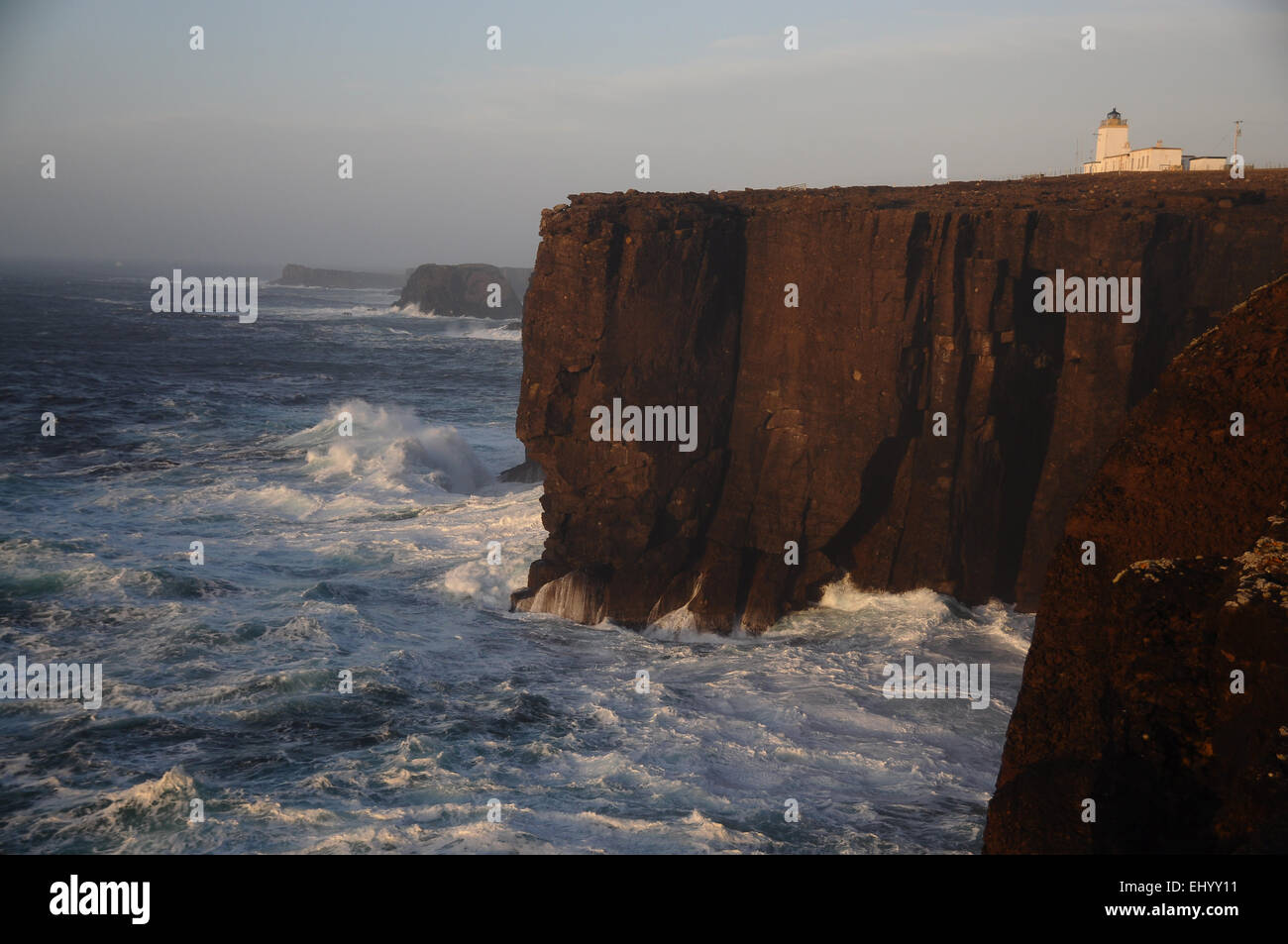 La Scozia, isole Shetland, eshaness, continentale, west coast, Atlantico, rocce, mare, FARO, Gran Bretagna, Europa Foto Stock
