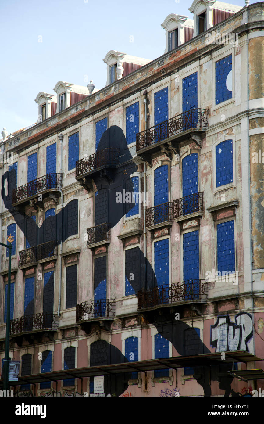 Grandi graffiti murali su edifici abbandonati su Av. Fontes Perreira de Melo - Lisbona Portogallo Foto Stock