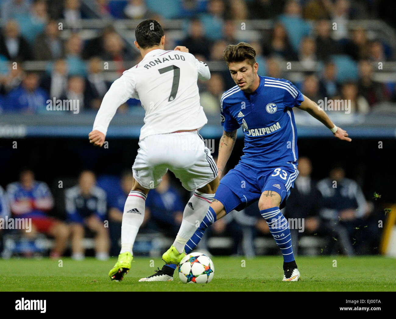 Estadio Santiago Bernabeu Madrid, Spagna, 10.3.2015, stagione UEFA Champions League 2014/2015 , Real Madrid vs Schalke 04 ---- Christiano Ronaldo (Madrid), Roman NeustŠdter (Neustaedter, S04) Foto Stock