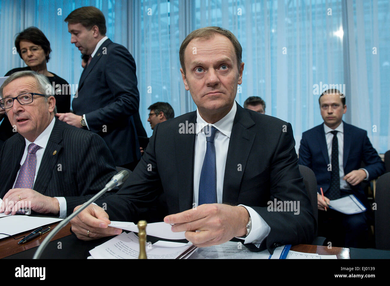 Bruxelles, BXL, Belgio. Xix Mar, 2015. Jean Claude Juncker, il presidente della Commissione europea (L) e Donald Tusk, il presidente del Consiglio europeo all'inizio di un vertice sociale tripartito in vista del vertice Ue di Bruxelles in Belgio il 19.03.2015. Credito: ZUMA Press, Inc./Alamy Live News Foto Stock