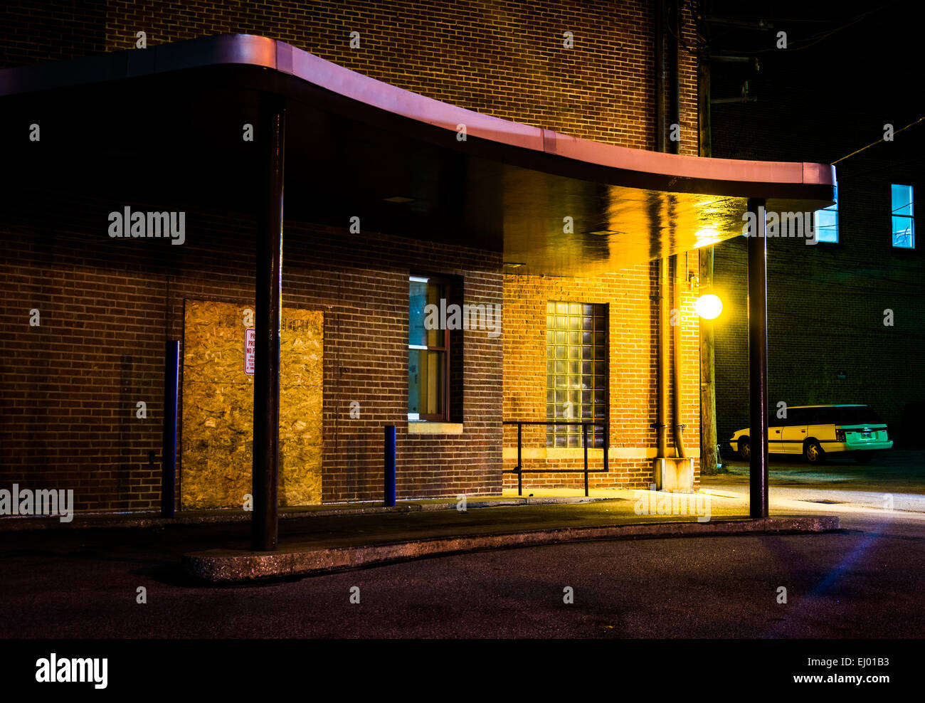 Vecchio edificio e auto parcheggiata in Hannover, Pennsylvania di notte. Foto Stock