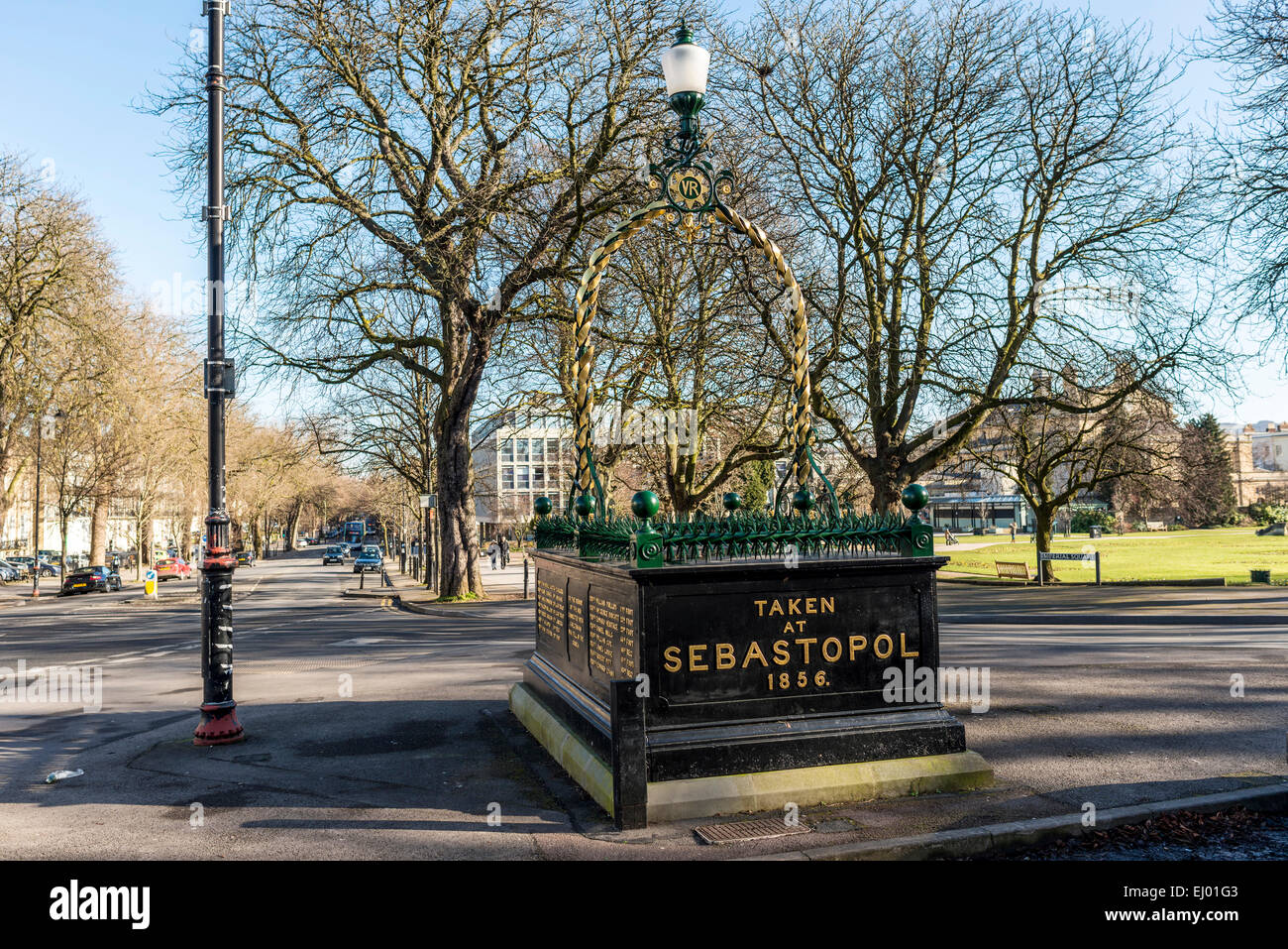 Guerra di Crimea Memorial sul lungomare di Cheltenham è una ghisa zoccolo che precedentemente supportato un cannone da Sebastopol Foto Stock