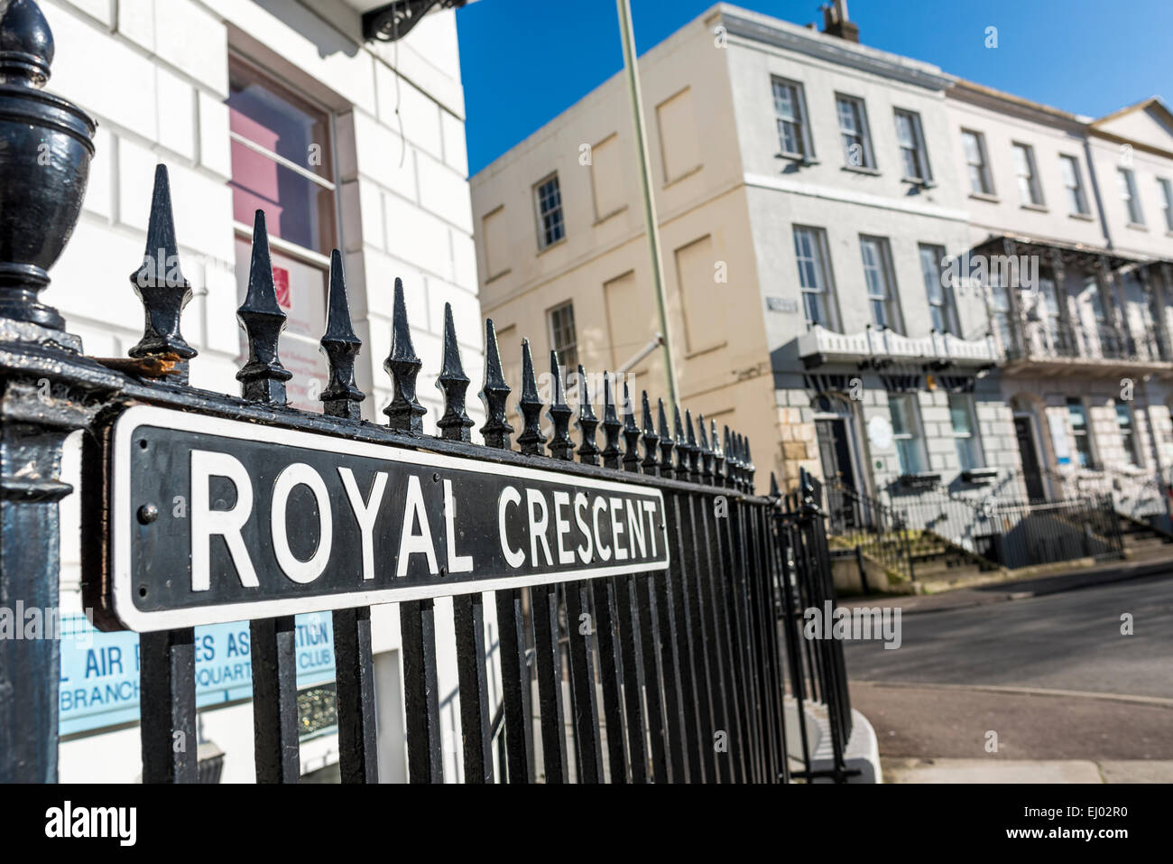 Il Royal Crescent in Cheltenham town centre è il centro della città per il primo esempio di architettura Regency da Charles Harecourt Masters Foto Stock
