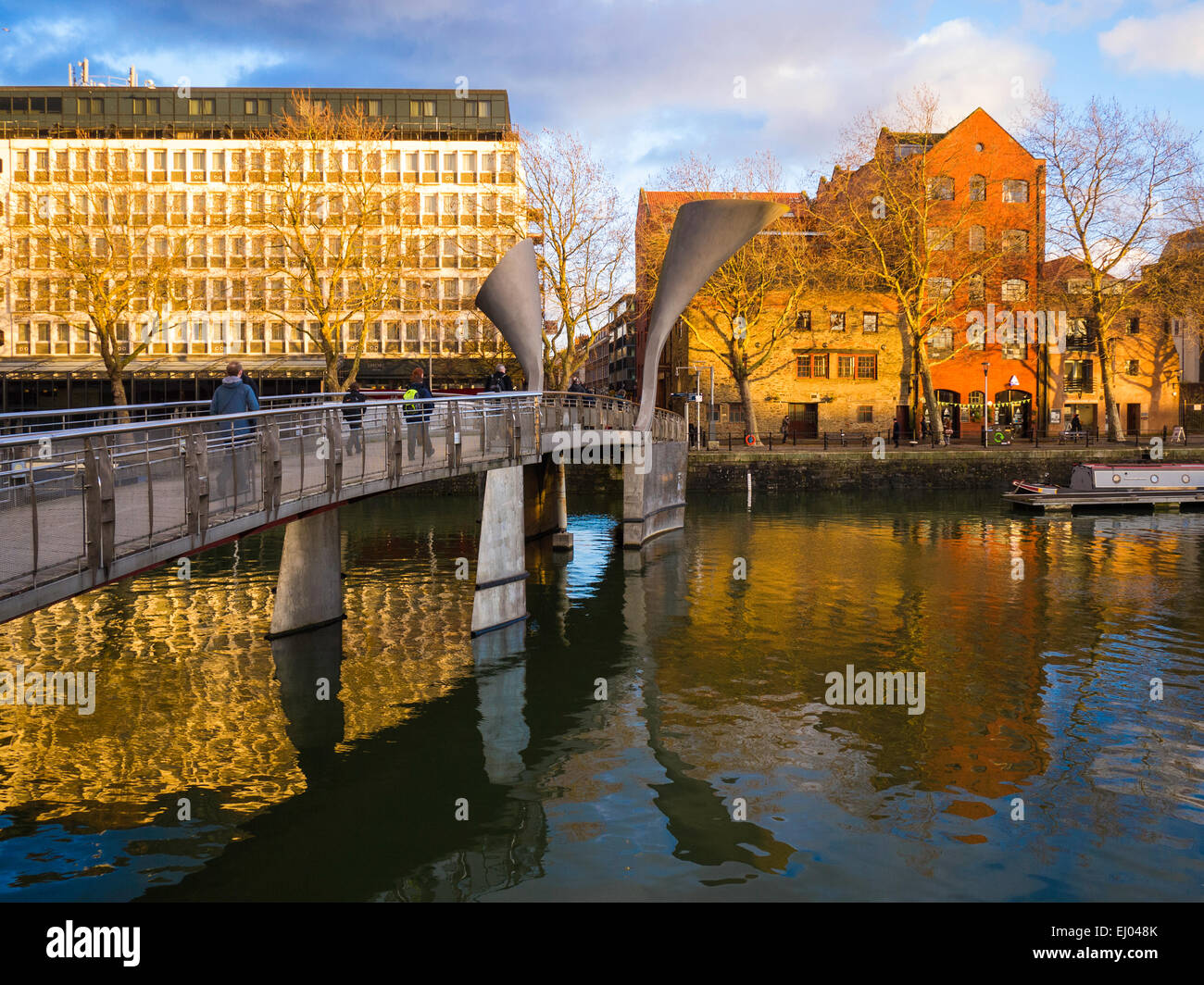 Pero's Bridge (1999), un bilico pedonale che collega a ponte Queen Square e Millennium Square a Bristol, Inghilterra, Regno Unito. Foto Stock