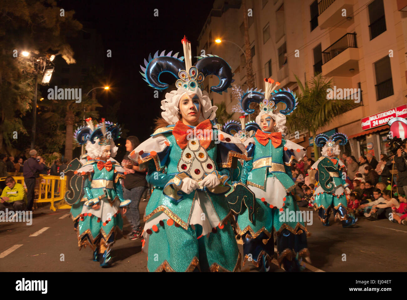 Colorati costumi al carnevale di Santa Cruz de Tenerife, Tenerife, Isole Canarie, Spagna, Europa Foto Stock