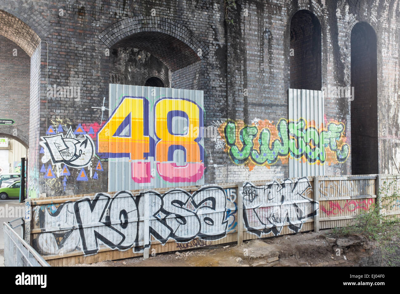 Arte di strada sulla ferrovia dipinte di archi in Digbeth, Birmingham Foto Stock