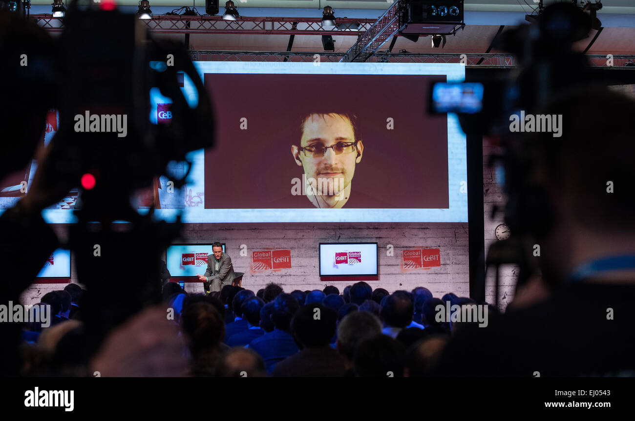 Hannover, Germania. Xviii Mar, 2015. Una schermata video mostra un transmittion di noi whistleblower Edward Snowden durante una video intervista al computer ed elettronica fiera CeBIT 2015 di Hannover, Germania, 18 marzo 2015. Foto: Ole Spata/dpa/Alamy Live News Foto Stock