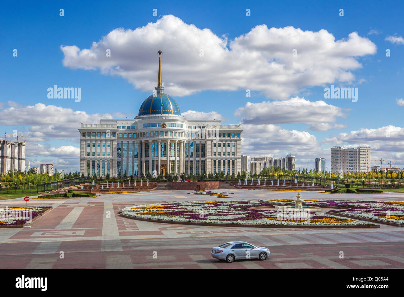 Ad Astana, Avenue, Boulevard, Città, fiori, piante, in Kazakistan e in Asia Centrale, città nuova, Nurzhol, estate, architettura, fiore carpe Foto Stock