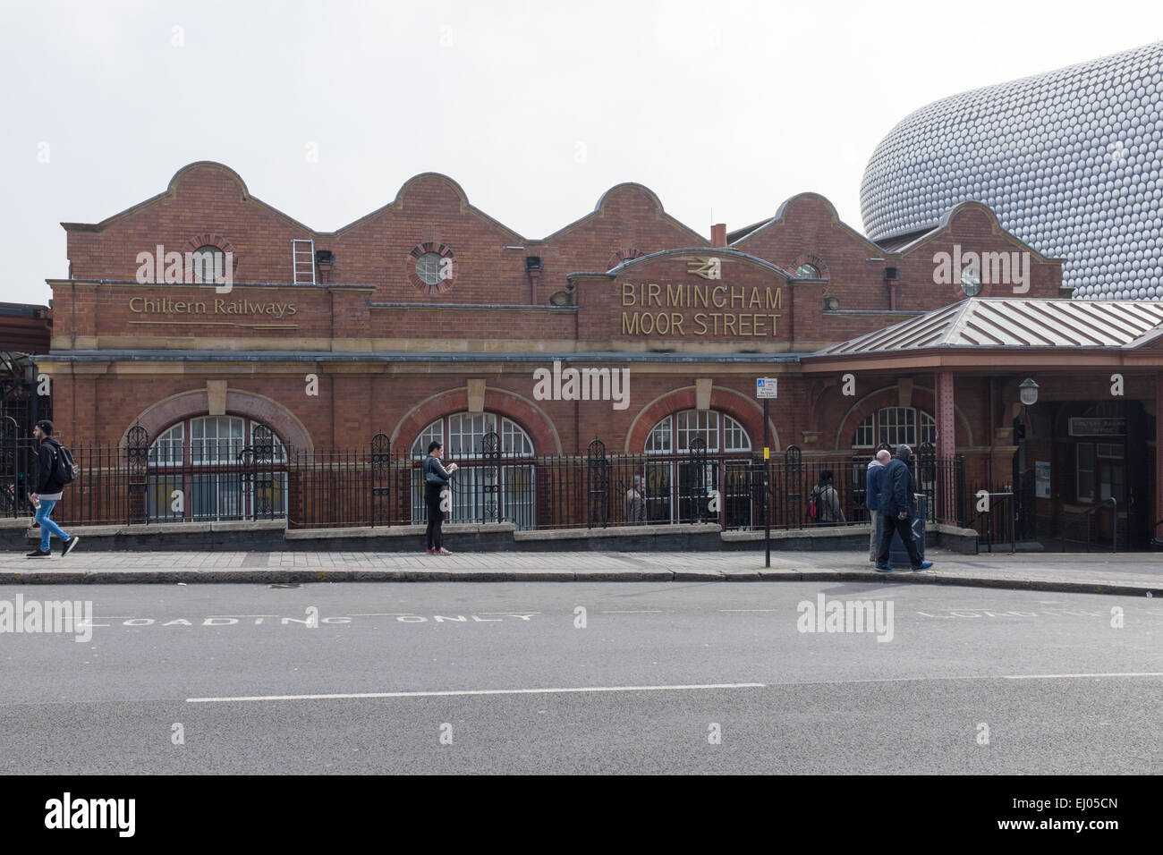 Moor Street Station in Birmingham accanto all'edificio Selfridges Foto Stock