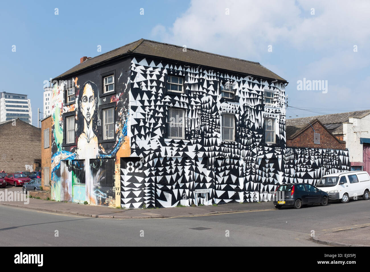 Un edificio completamente ricoperto di street art graffiti in Digbeth, Birmingham Foto Stock