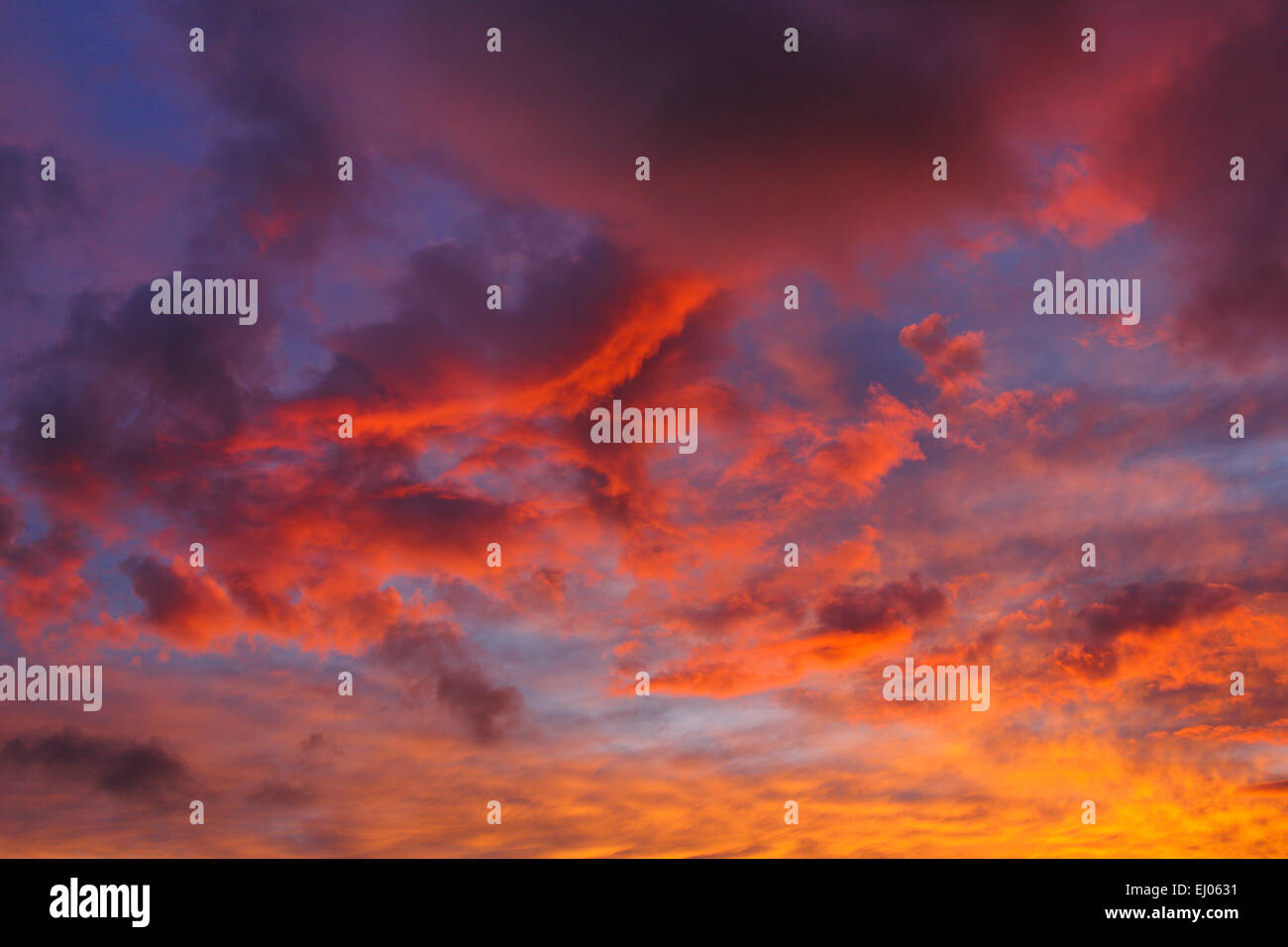 Sera, Sky, aria, tramonto, tramonto, meteo, vento, nuvole e nuvole passare, cloud cosa, blu cielo blu, giallo, arancione, rosso, coloranti, m Foto Stock