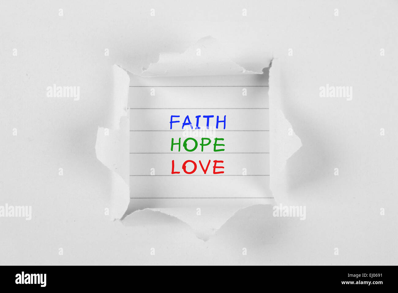 La fede, la speranza e l amore sulla nota di carta bianca con strappare la carta. Foto Stock