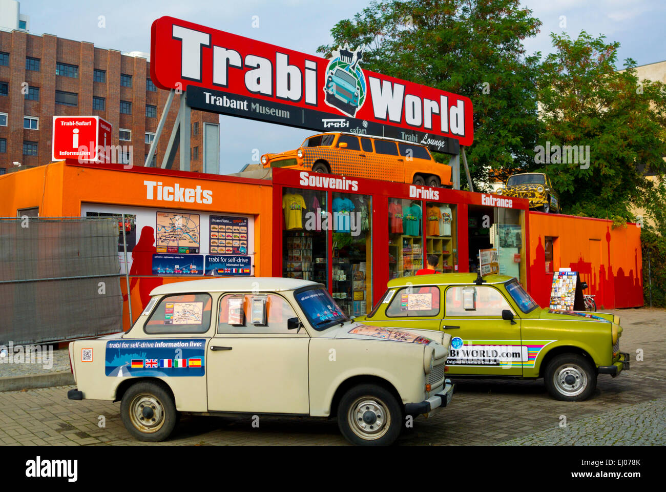 Trabi mondo, Trabant esterno del museo, Friedrichstadt, quartiere Mitte, il centro di Berlino, Germania Foto Stock