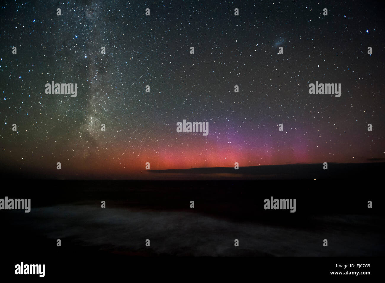 Aurora australis (sud) luci e il cielo di notte dal XIII beach. barwon capi. Victoria. Australia. 10pm 18Mar2015. Foto Stock