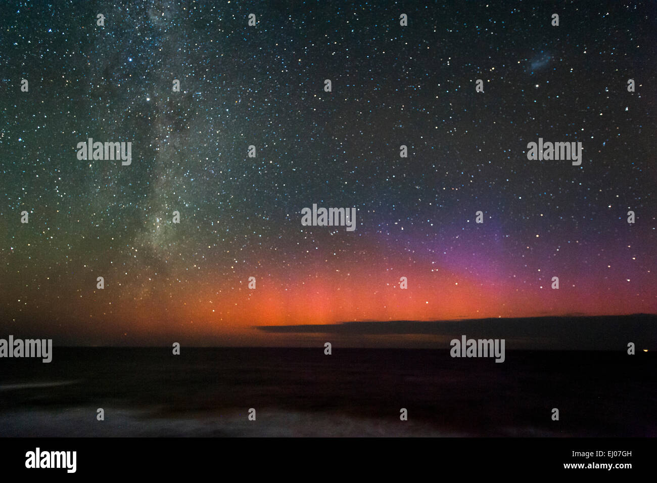 Aurora australis (sud) luci e il cielo di notte dal XIII beach. barwon capi. Victoria. Australia. 10pm 18Mar2015. Foto Stock
