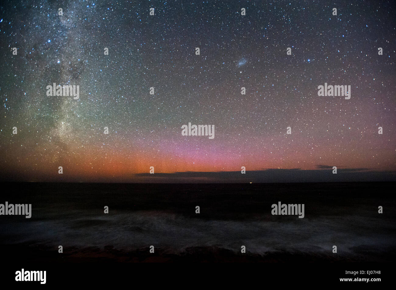 Aurora australis (sud) luci e il cielo di notte dal XIII beach. barwon capi. Victoria. Australia. 10pm 18Mar2015. Foto Stock