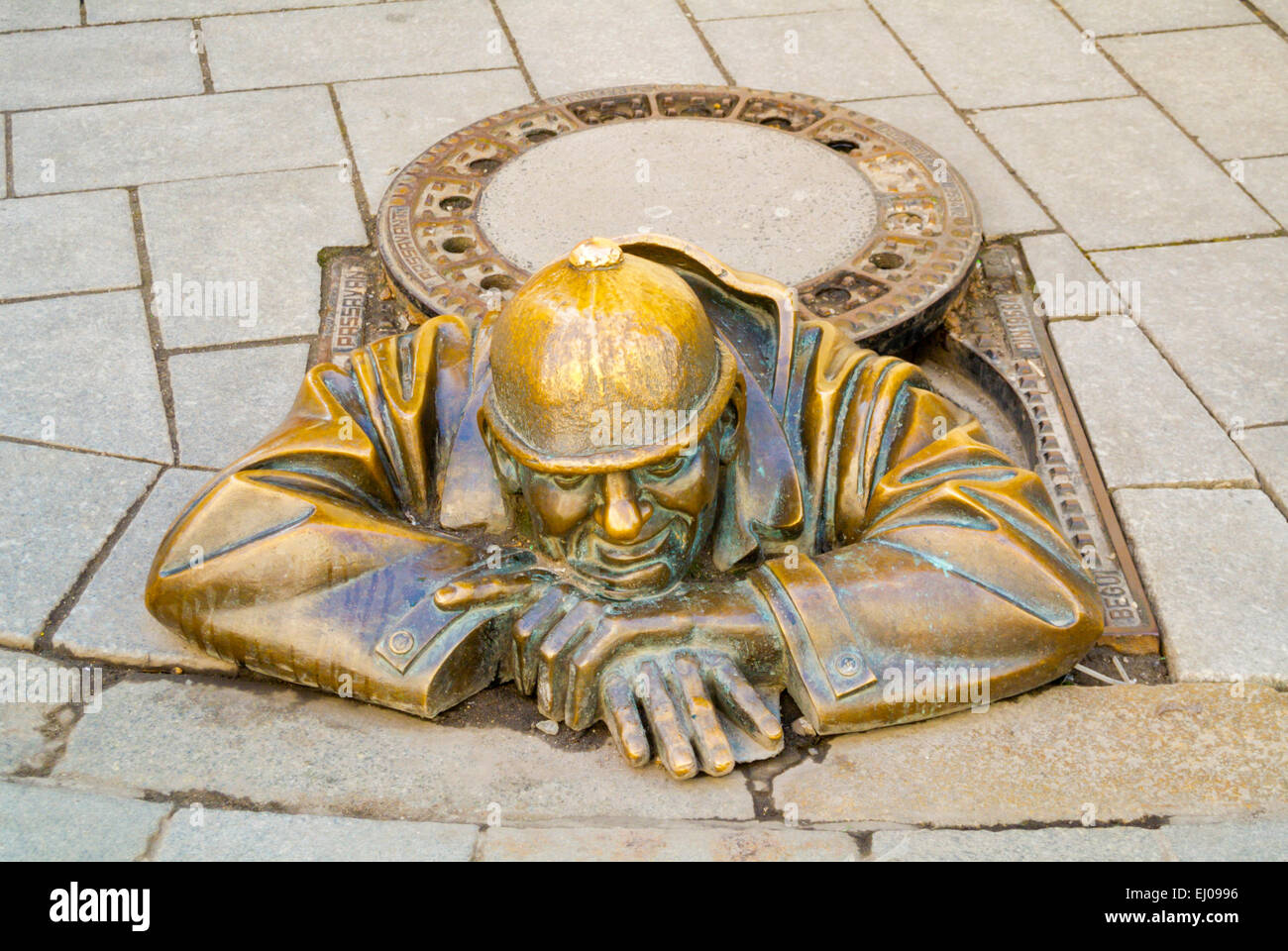 Una delle molte statue umoristico intorno a Old town, Cumil in Panska street, Bratislava, Slovacchia, Europa Foto Stock
