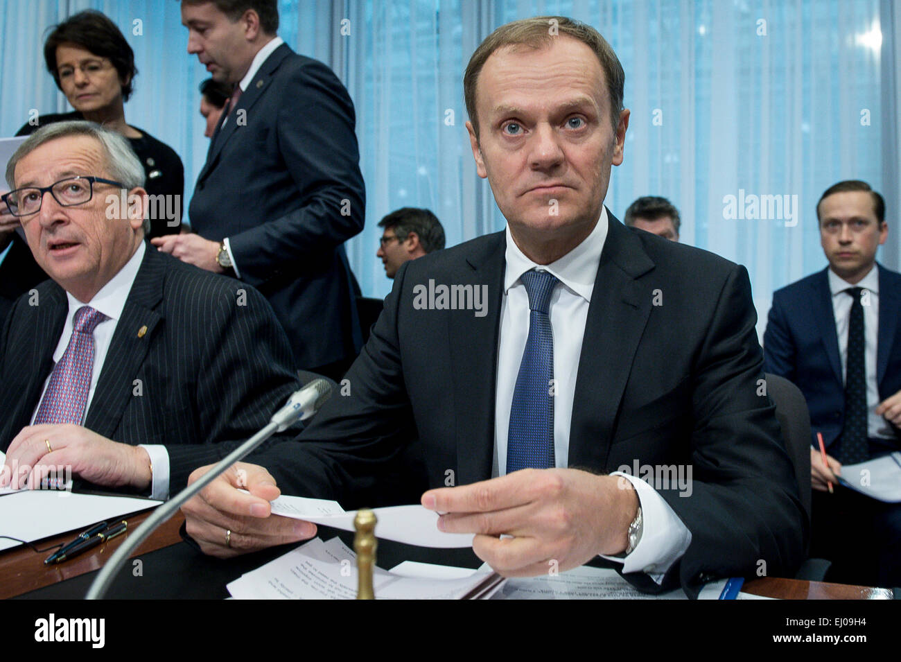 Jean Claude Juncker, il presidente della Commissione europea (L) e Donald Tusk, il presidente del Consiglio europeo all'inizio di un vertice sociale tripartito in vista del vertice Ue di Bruxelles in Belgio su 19.03.2015 da Wiktor Dabkowski Foto Stock