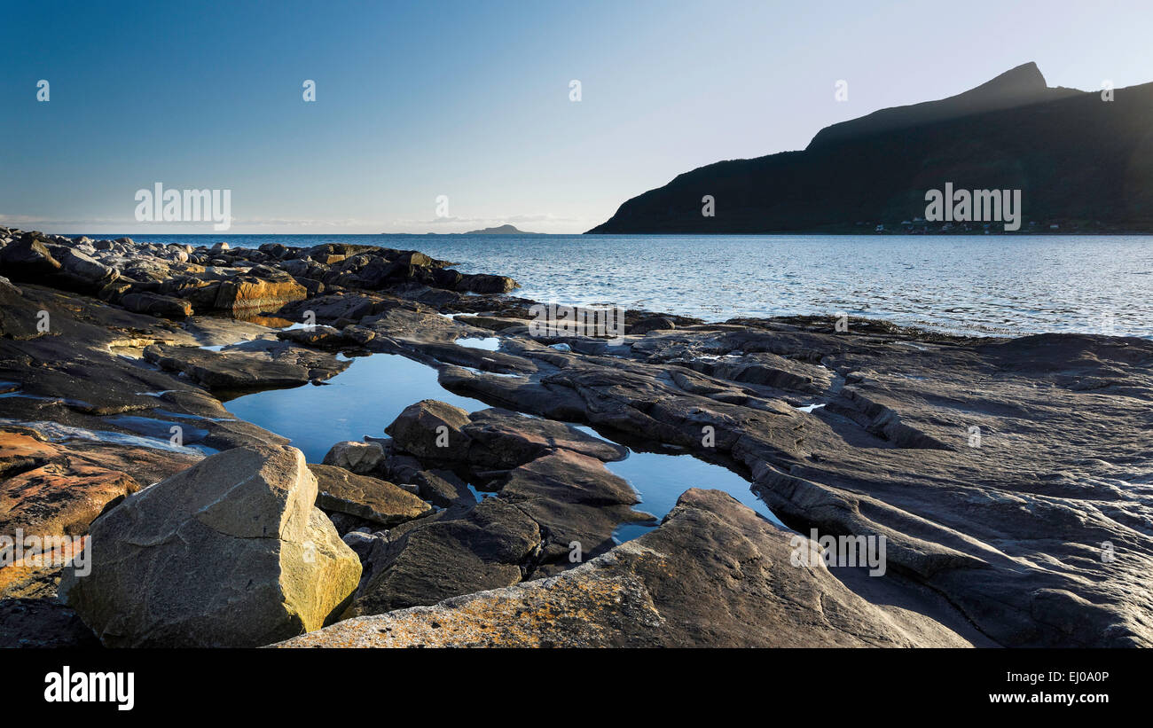 Luce della Sera, sera, umore, baia sulla costa di roccia, Fjord, montagne, roccia di granito, costa, rocce costiere, costale, gamma, scenario, terra Foto Stock