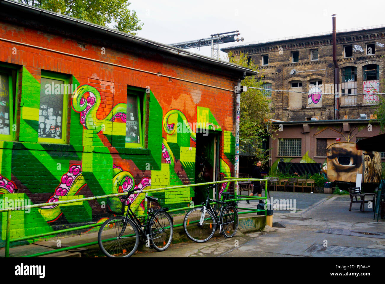 Tempio di greggio, ex cantieri ferroviari ora vita notturna spot, Warschauer Strasse, Friedrichshain di Berlino, Germania Foto Stock