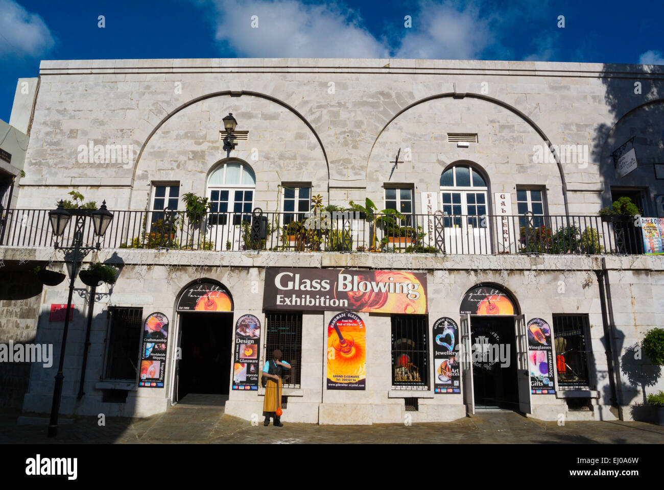 La soffiatura del vetro di esposizione e gioielleria, vetreria locale, Grand Casemates square, Gibilterra, Europa Foto Stock