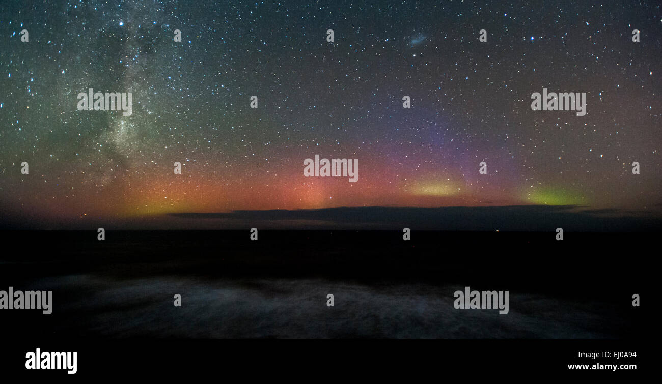 Aurora australis (sud) luci e il cielo di notte dal XIII beach. barwon capi. Victoria. Australia. 10pm 18Mar2015. Foto Stock