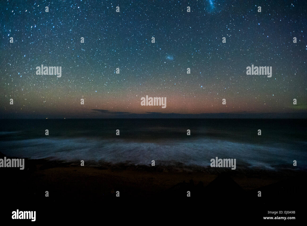 Aurora australis (sud) luci e il cielo di notte dal XIII beach. barwon capi. Victoria. Australia. 10pm 18Mar2015. Foto Stock