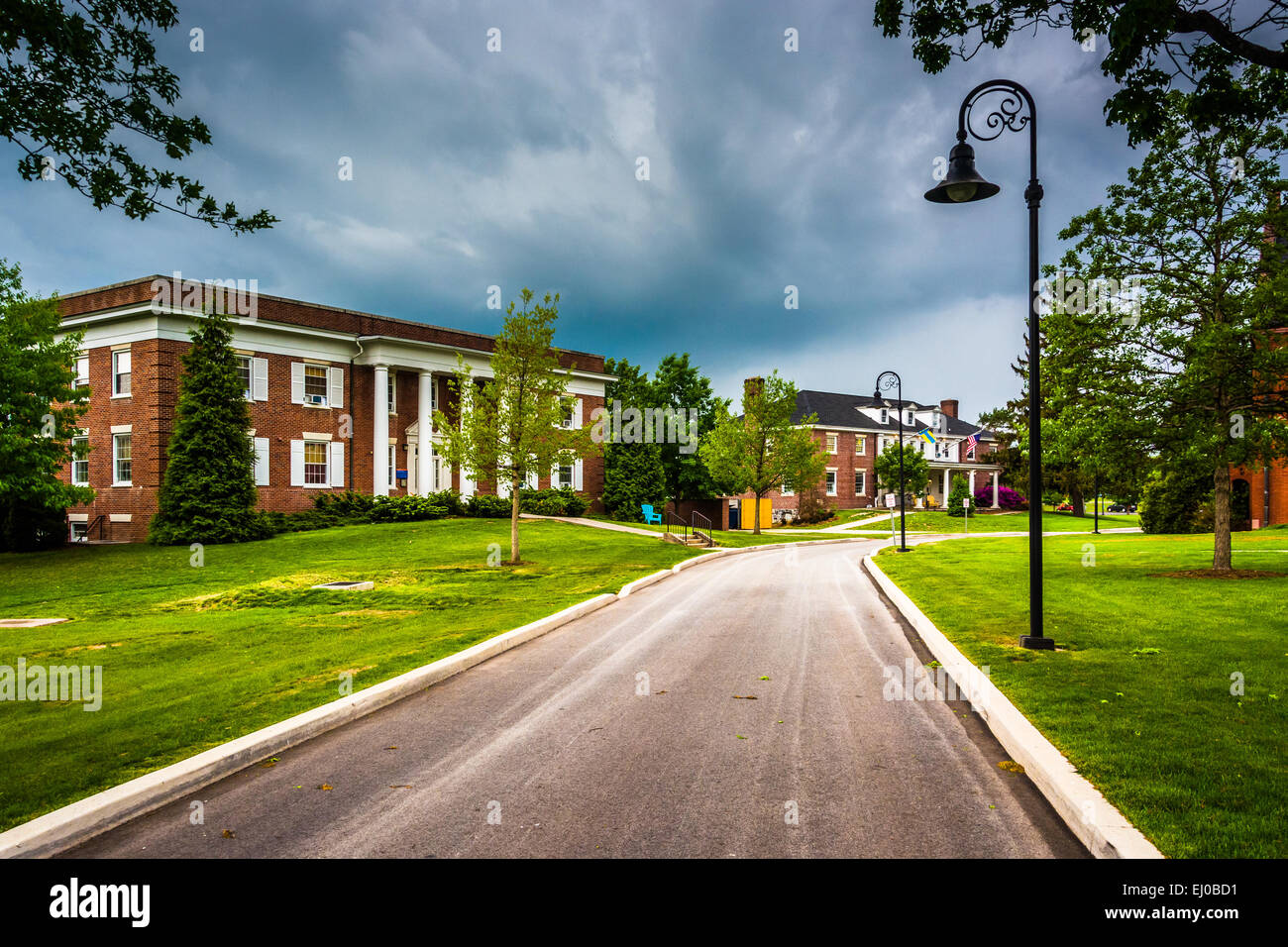 Nuvole temporalesche su edificio e strada di Gettysburg College, Pennsylvania. Foto Stock