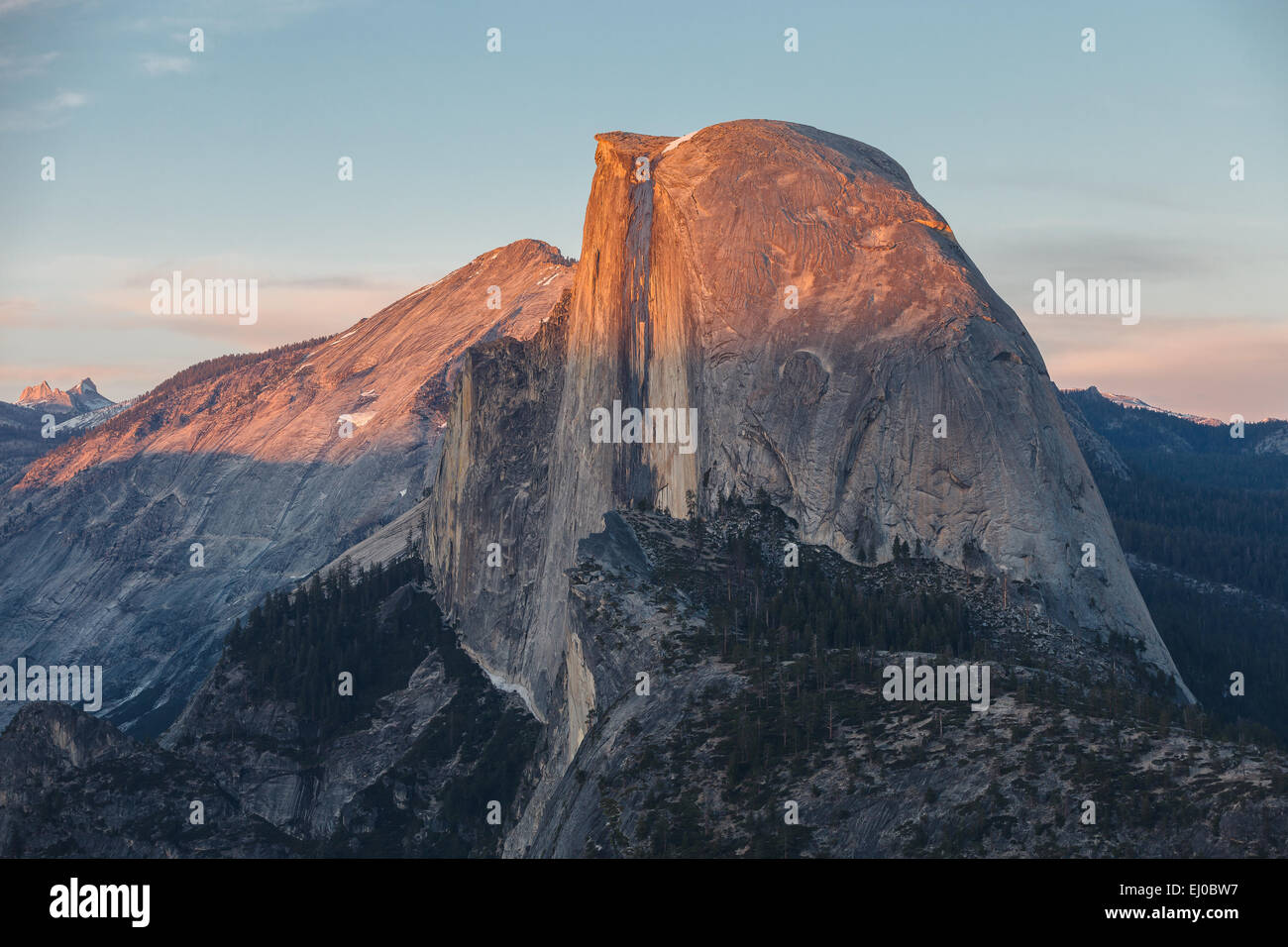 Mezza Cupola del tramonto dal punto ghiacciaio, Yosemite National Park, California, Stati Uniti d'America. Foto Stock