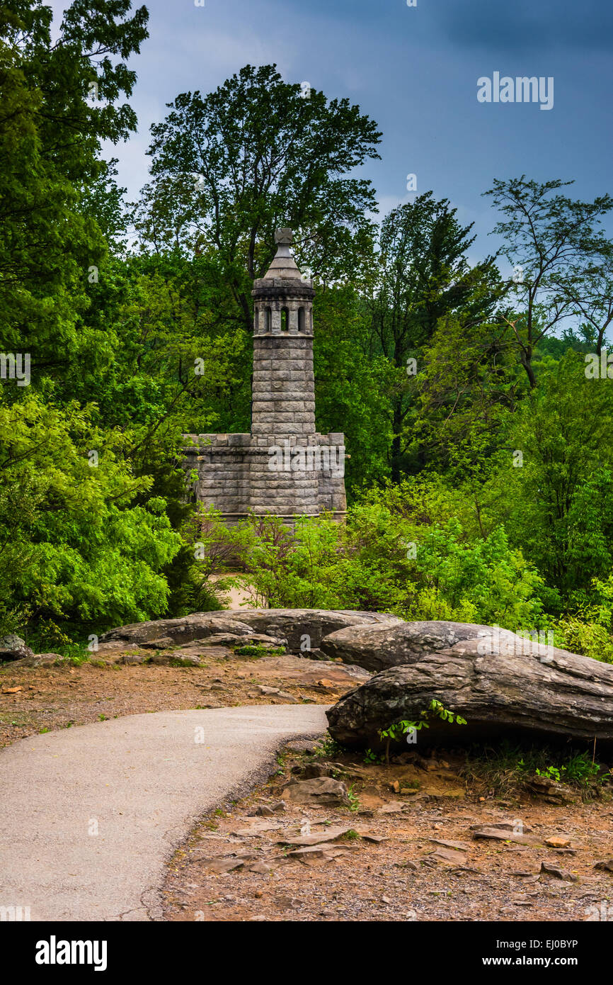 Tempesta nuvole sopra il castello su Little Round Top nel Gettysburg, Pennsylvania. Foto Stock