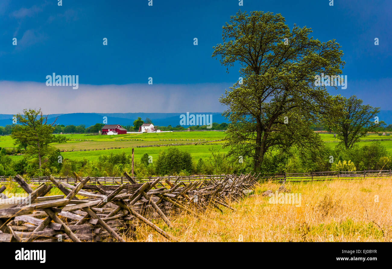 Nuvole temporalesche su tree e i campi di Gettysburg, Pennsylvania. Foto Stock
