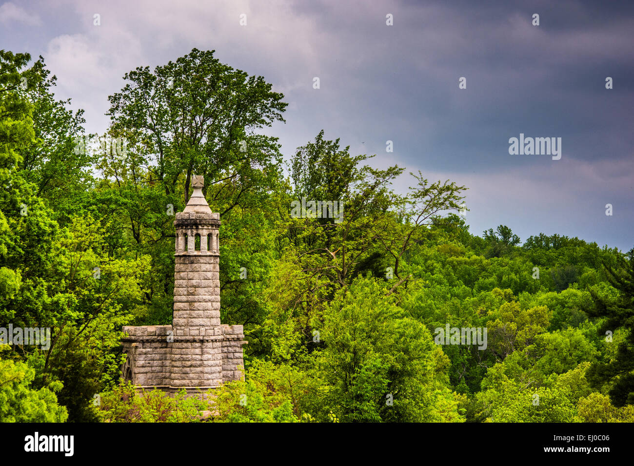 Tempesta nuvole sopra il castello su Little Round Top nel Gettysburg, Pennsylvania. Foto Stock