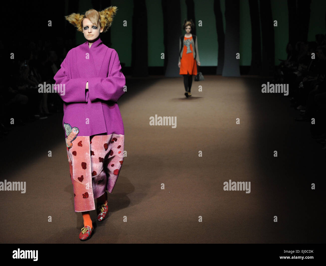 Tokyo, Giappone. Xix Mar, 2015. Visualizzazione modelli creazioni realizzate da Hiroko Koshino durante il suo 2015-16 Collezione Autunno/Inverno a una settimana di moda a Tokyo in Giappone, Marzo 19, 2015. Credito: Stringer/Xinhua/Alamy Live News Foto Stock