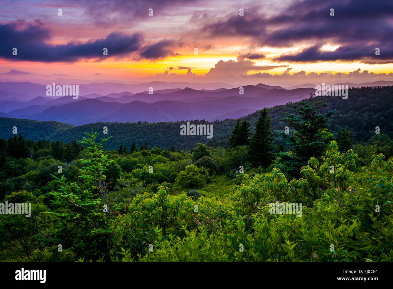 Tramonto da Cowee montagne si affacciano su Blue Ridge Parkway nella Carolina del Nord. Foto Stock