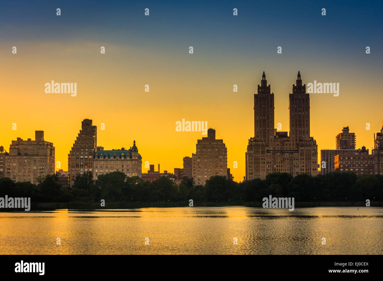Tramonto su Jacqueline Kennedy Onassis serbatoio ed edifici in Central Park West Historic District, a Central Park, Manh Foto Stock