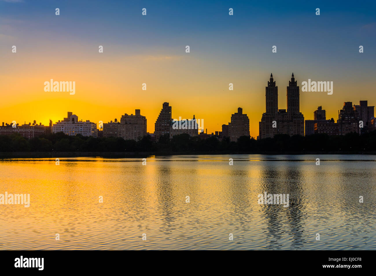 Tramonto su Jacqueline Kennedy Onassis serbatoio ed edifici in Central Park West Historic District, a Central Park, Manh Foto Stock
