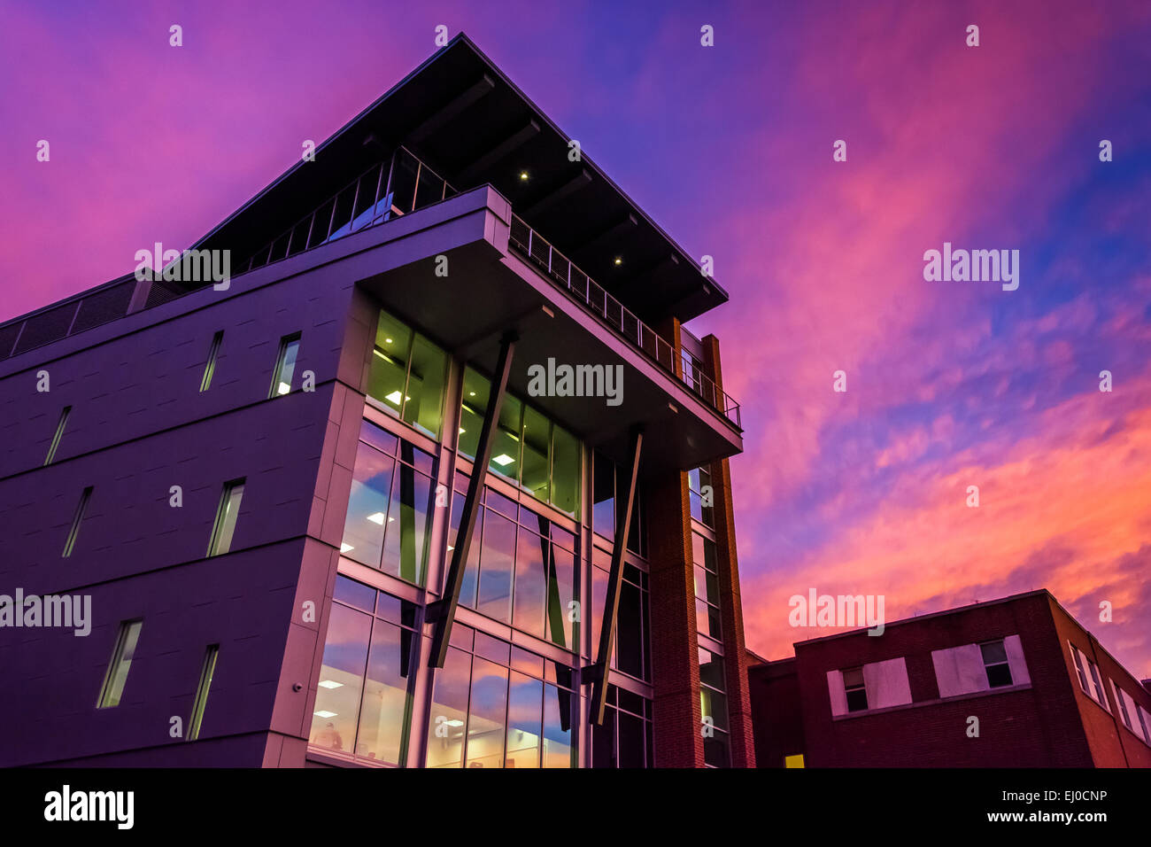 Tramonto su un edificio moderno a York, in Pennsylvania. Foto Stock