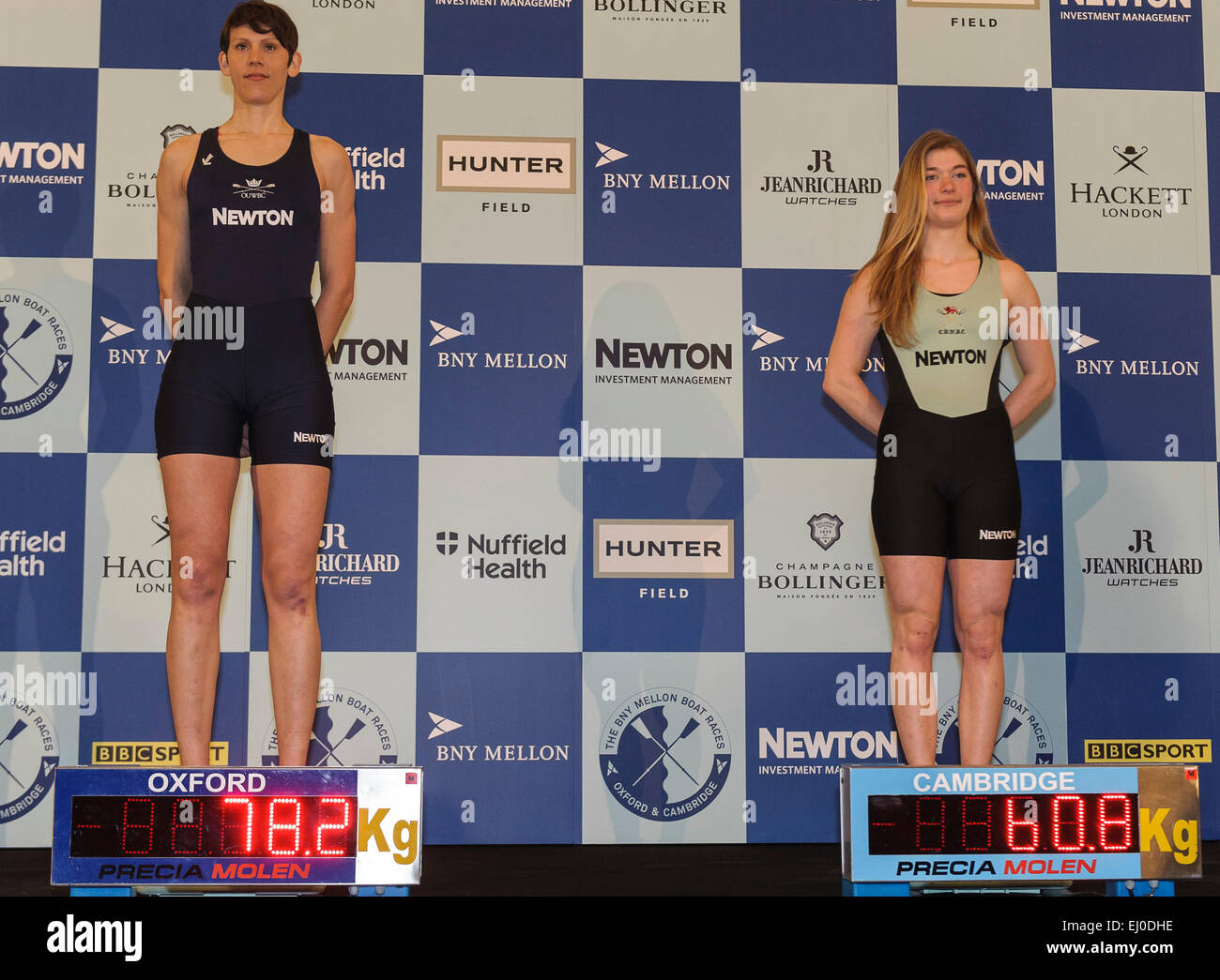 Londra, Regno Unito. Xix marzo, 2015. University Boat Race equipaggio annuncio a Londra OUWBC: [ictus] Caryn Davies [L], CUWBC: [ictus] Fanny Belais [R]. Credito: Stephen Bartolomeo/Alamy Live News Foto Stock